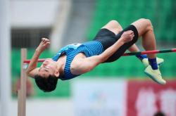 雷速体育比分官网-跳高赛现场：飞身空中，突破极限