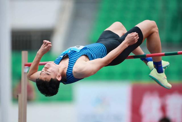 跳高赛现场：飞身空中，突破极限