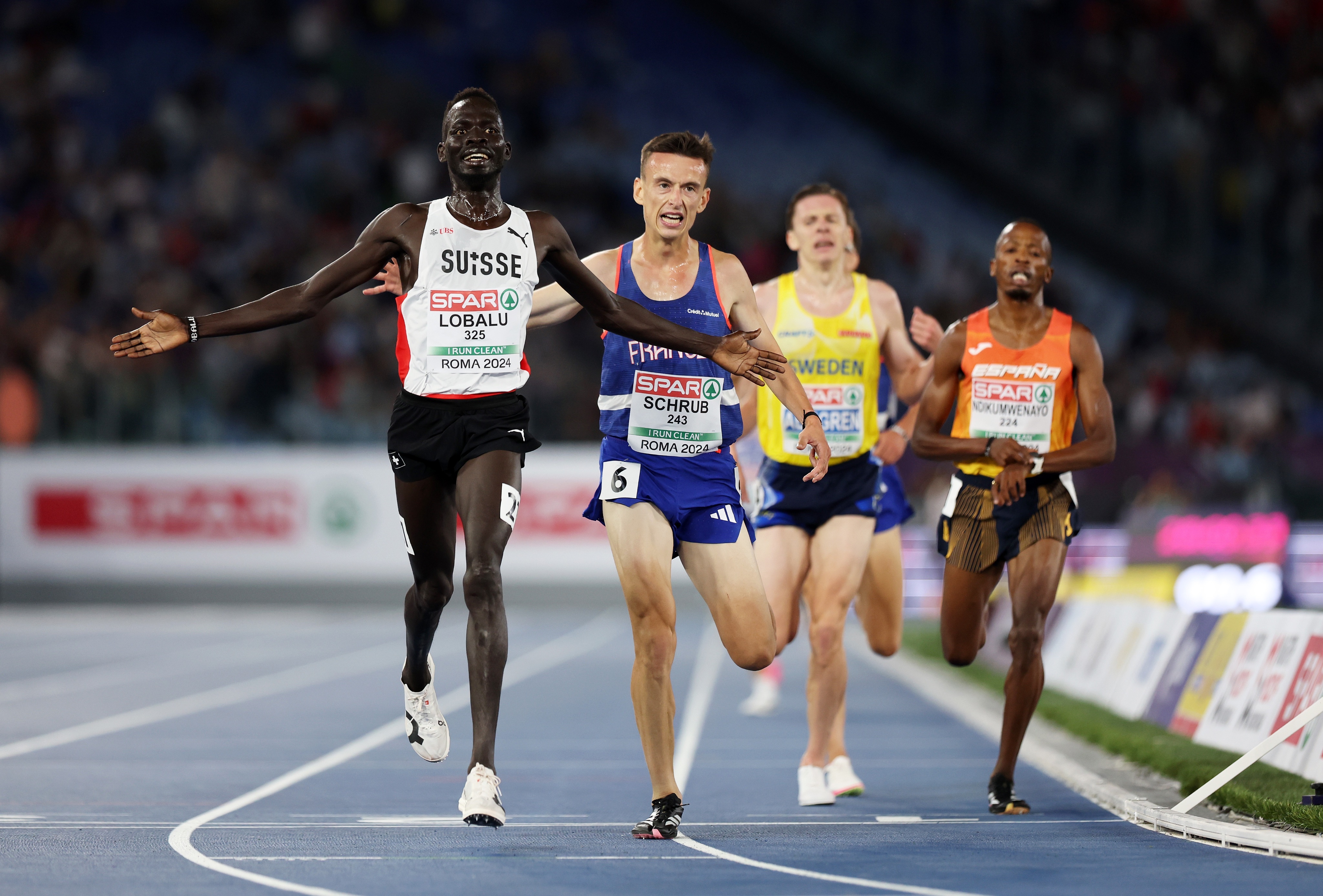 瑞士选手力压对手获得滑板比赛金牌 瑞士选手力压对手获得滑板比赛金牌