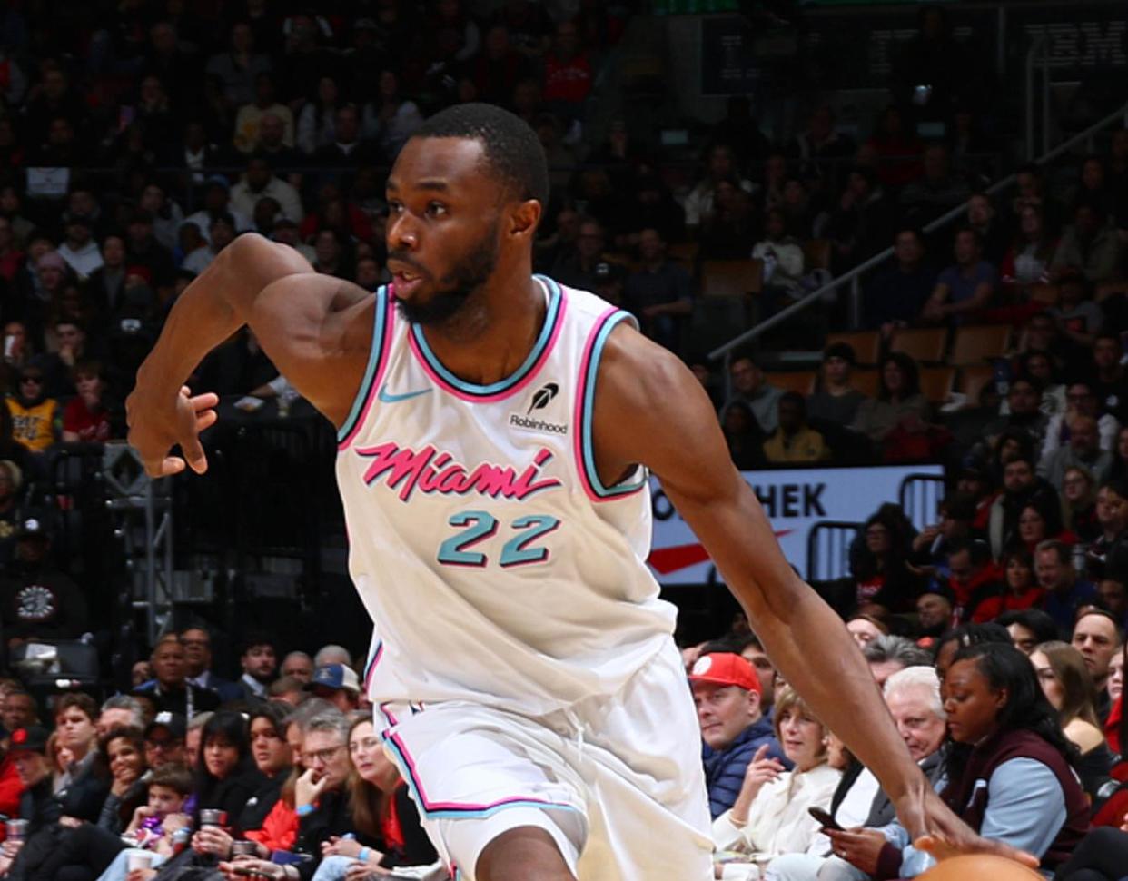 包含热火逆转雄鹿，威斯布鲁克打破历史纪录的词条