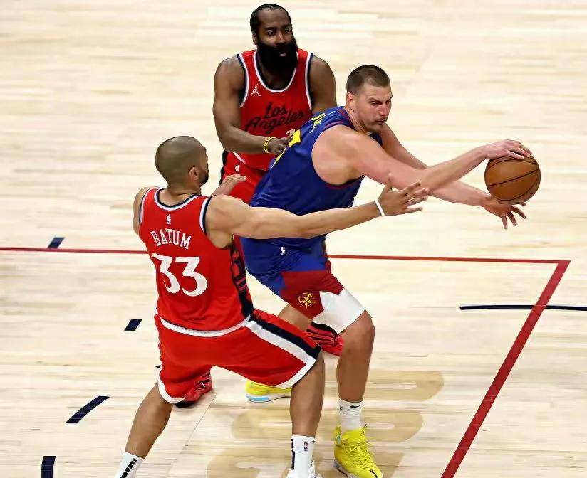 包含尼克斯碾压雷霆，约基奇三分雨点燃全场的词条